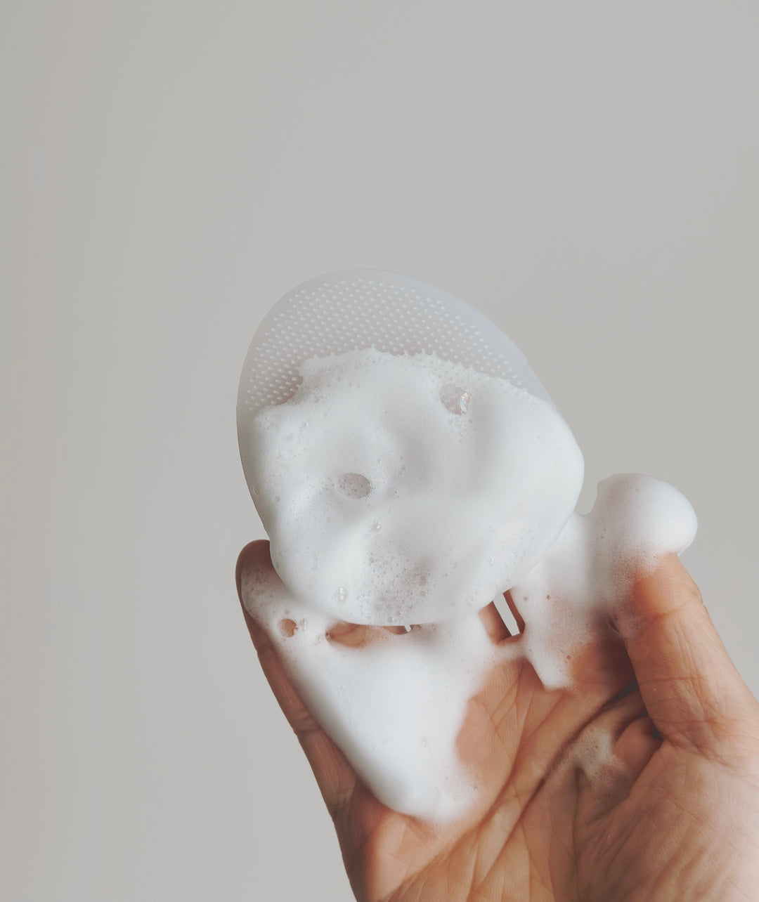 apom. - “Snow Egg” Facial Cleansing Brush